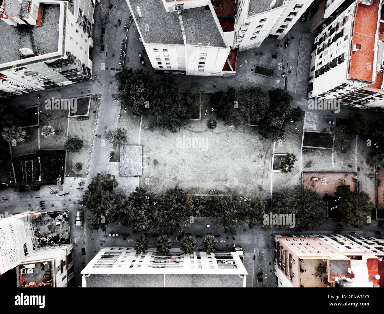 Terrain de football dans les Jardins Forat de la vergonya raval quartier vue aérienne Barcelone Catalogne Espagne le jardin du trou a commencé en 2000 d'an Banque D'Images