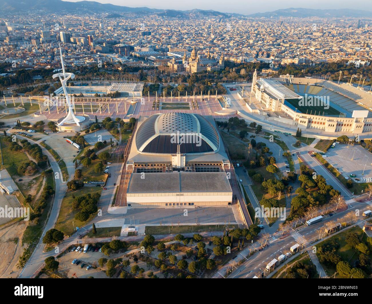 Vue aérienne anneau olympique ou Anella Olímpica et Palau Sant Jordi Estadi Olímpic et Montjuïc Communications Tower. Jeux Olympiques 1992 Barcelone Catalo Banque D'Images