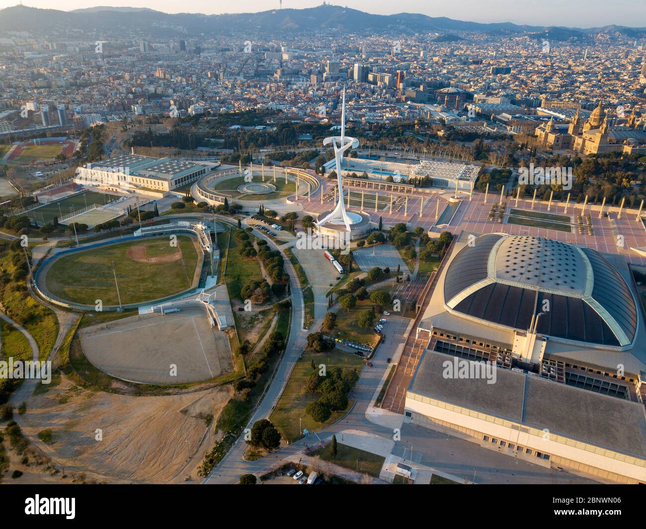 Vue aérienne anneau olympique ou Anella Olímpica et Palau Sant Jordi Estadi Olímpic et Montjuïc Communications Tower. Jeux Olympiques 1992 Barcelone Catalo Banque D'Images