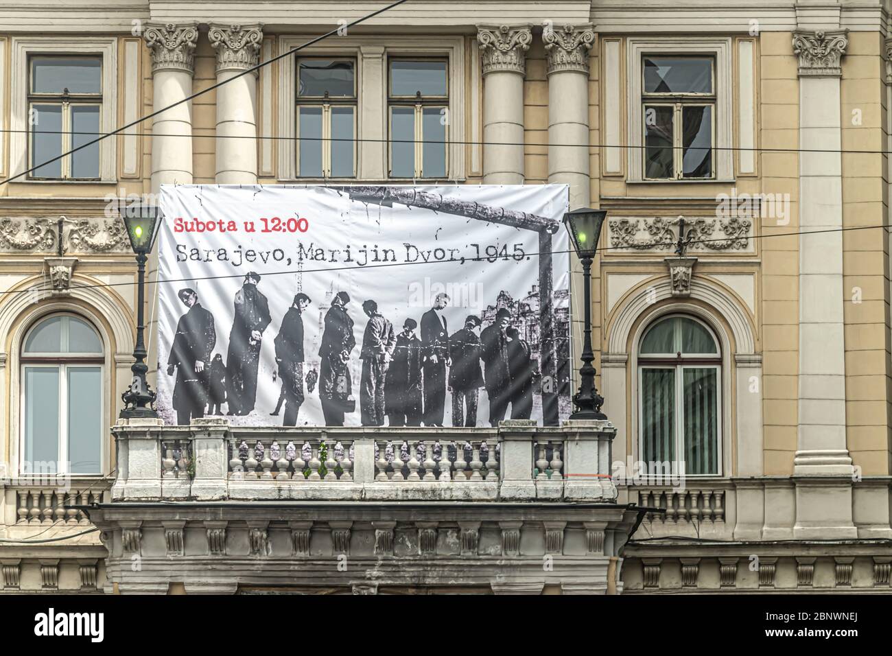 Manifestations antifascistes à Sarajevo. Une bannière rappelant la cruauté de la NDH (l'État indépendant de Croatie) à Sarajevo en 1945 Banque D'Images