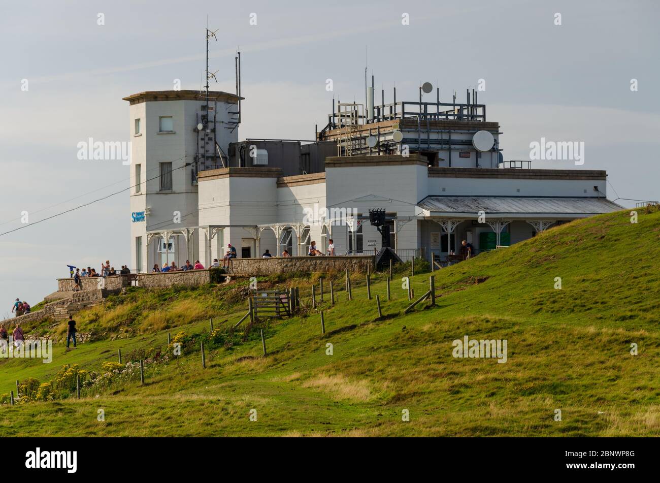 Llandudno, Royaume-Uni: 27 août 2019: Une vue panoramique du complexe Summit au sommet de la Grande Orme, avec des visiteurs appréciant le soleil. Banque D'Images