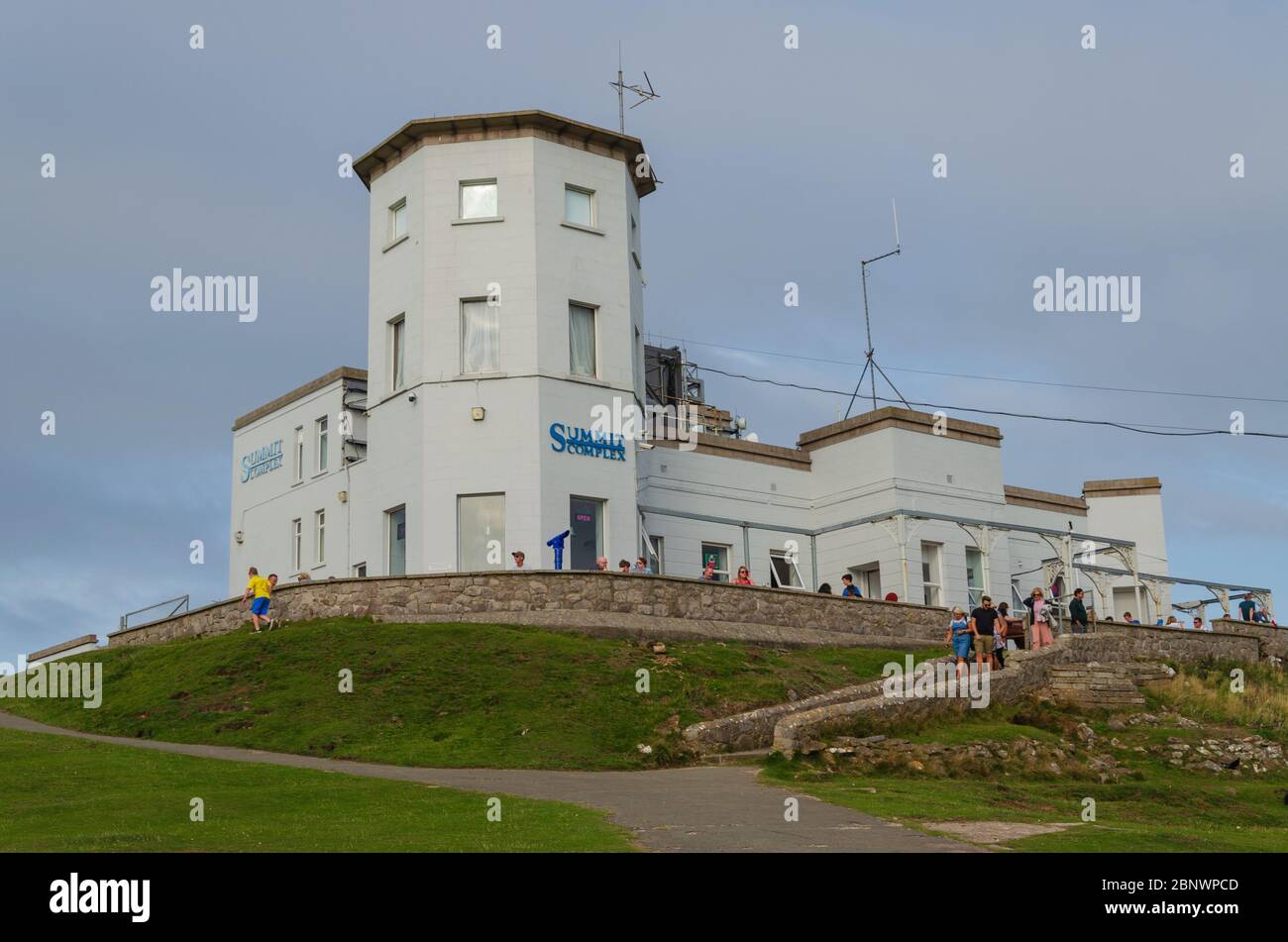 Llandudno, Royaume-Uni: 27 août 2019: Une vue panoramique du complexe Summit au sommet de la Grande Orme, avec des visiteurs appréciant le soleil. Banque D'Images