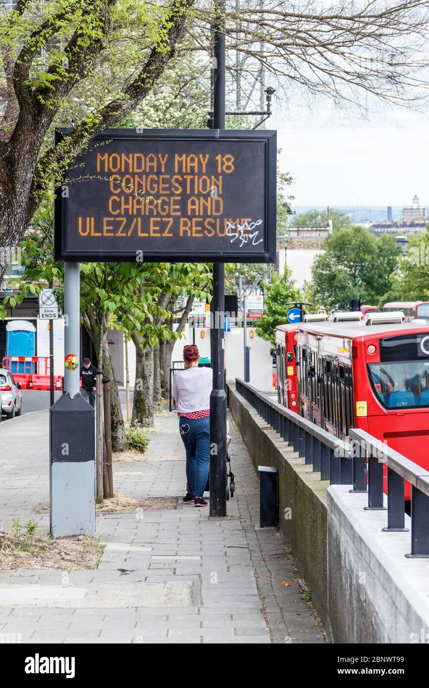 Rappel aux automobilistes de Londres de la réintroduction des zones de péage et de faible émission et de très faible émission le lundi 15 mai 2020, sur un écran à matrice de points par la route A1 Archway en direction du sud, à Londres, au Royaume-Uni Banque D'Images