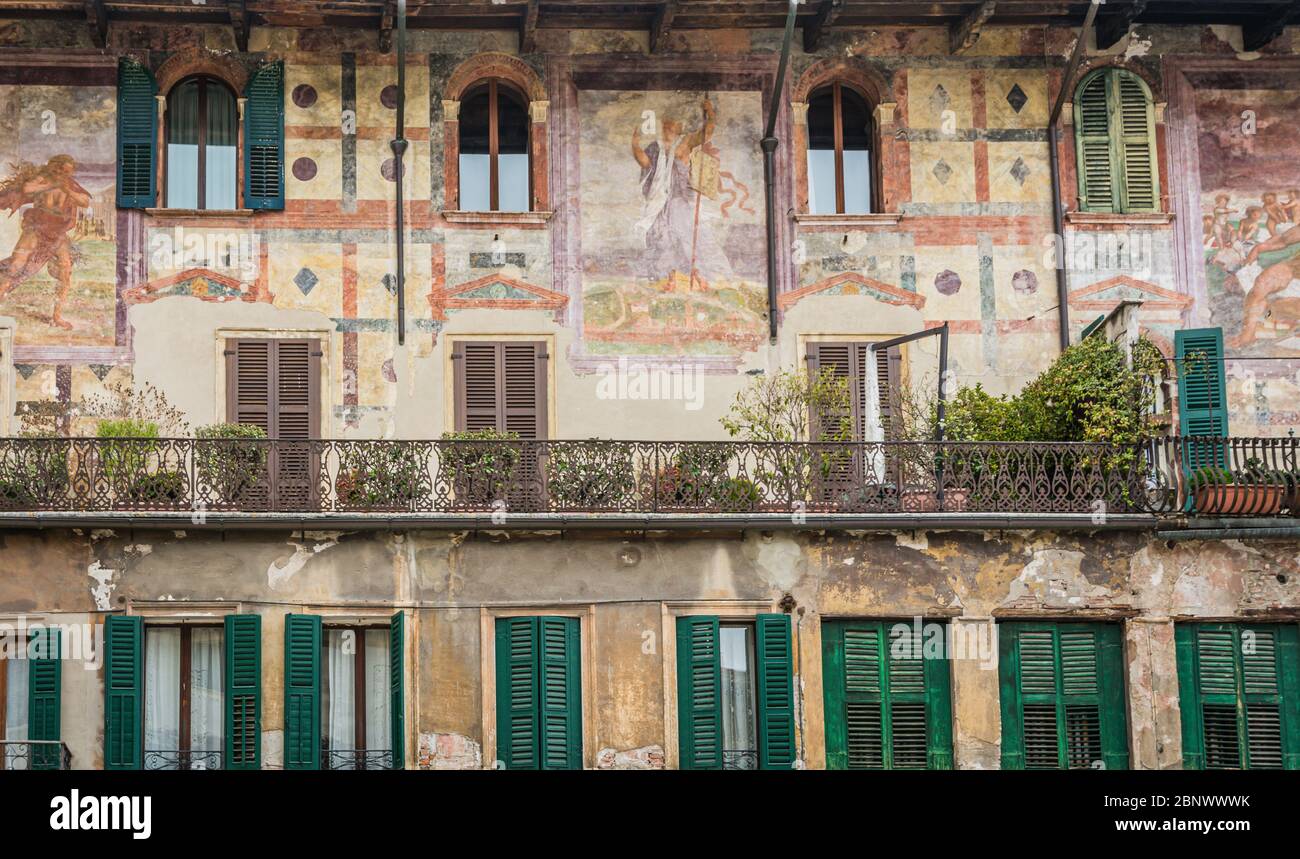 Ville de Vérone : case dei Mazzanti avec ses fresques de façade. Détails de la façade. Piazza delle Erbe, Vérone, Vénétie, nord de l'Italie Banque D'Images
