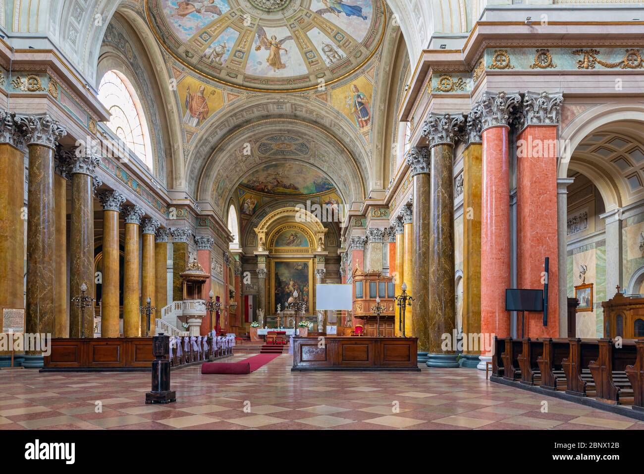 La basilique de la cathédrale intérieure s'appelle également cathédrale d'Eger à Eger, Hongrie Banque D'Images