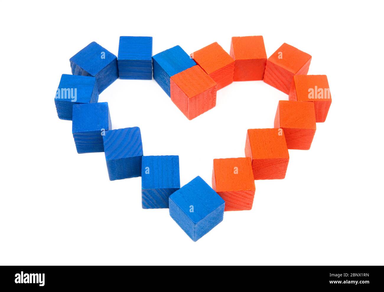 Gros plan d'un symbole de coeur en cubes de bois rouges et bleus sur fond blanc. Vue de dessus, mise au point sélective. Construire des relations saines concept. Banque D'Images