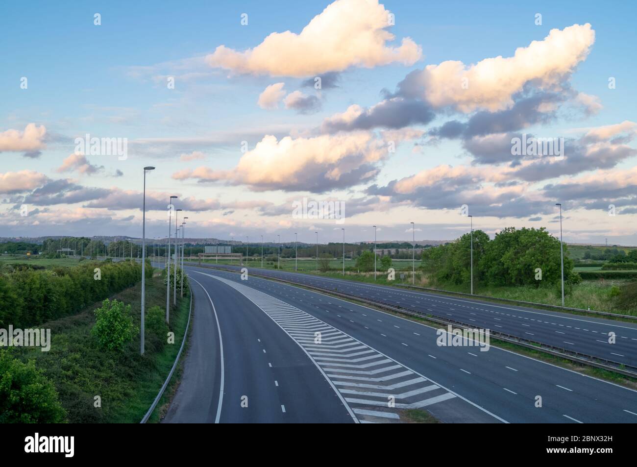 M56 autoroute vide pas de voitures dépourvues de circulation pas de voyage verrouillage voyage essentiel seulement. La route est vide pendant l'enfermement du coronavirus en mai 2020, au Royaume-Uni. Banque D'Images
