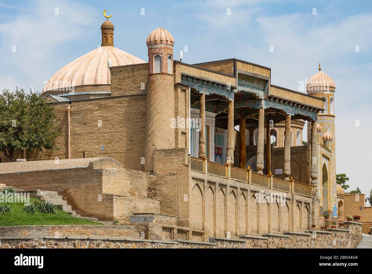 Mosquée Hazrat-Hizr, la plus belle mosquée de Samarkand, en Ouzbékistan, avec un intérieur en dôme fin et des vues sur Bibi-Khanym, Shah-i-Zinda et Afrosiab Banque D'Images