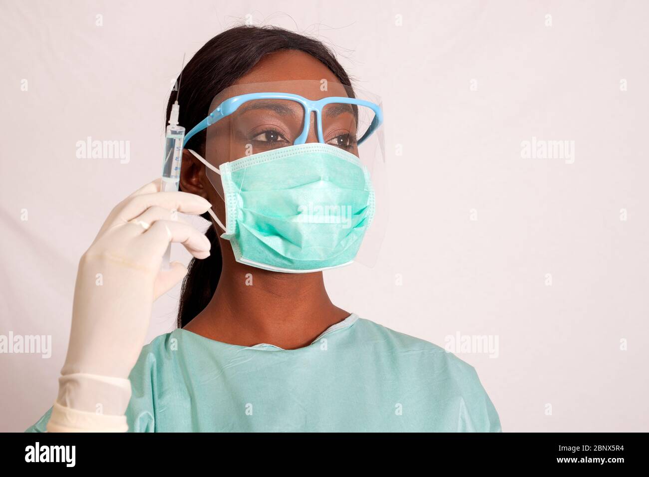 personne entièrement protégée avec masque et écran facial Banque D'Images