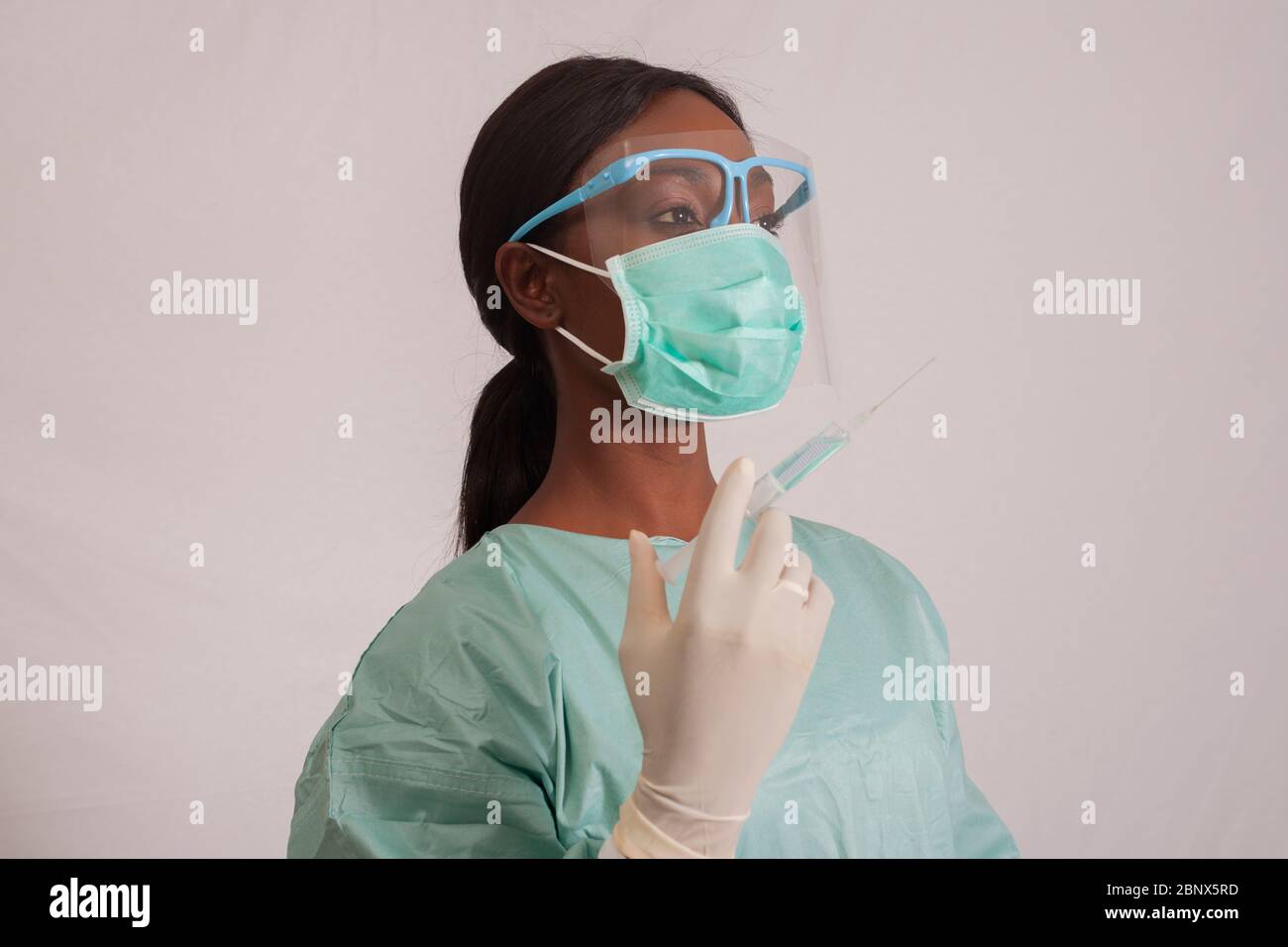 personne entièrement protégée avec masque et écran facial Banque D'Images