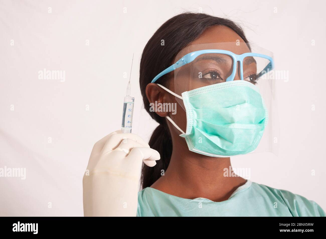 personne entièrement protégée avec masque et écran facial Banque D'Images