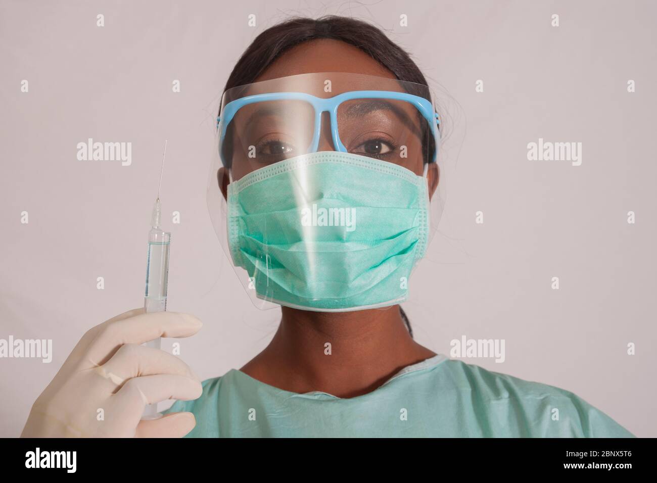 personne entièrement protégée avec masque et écran facial Banque D'Images