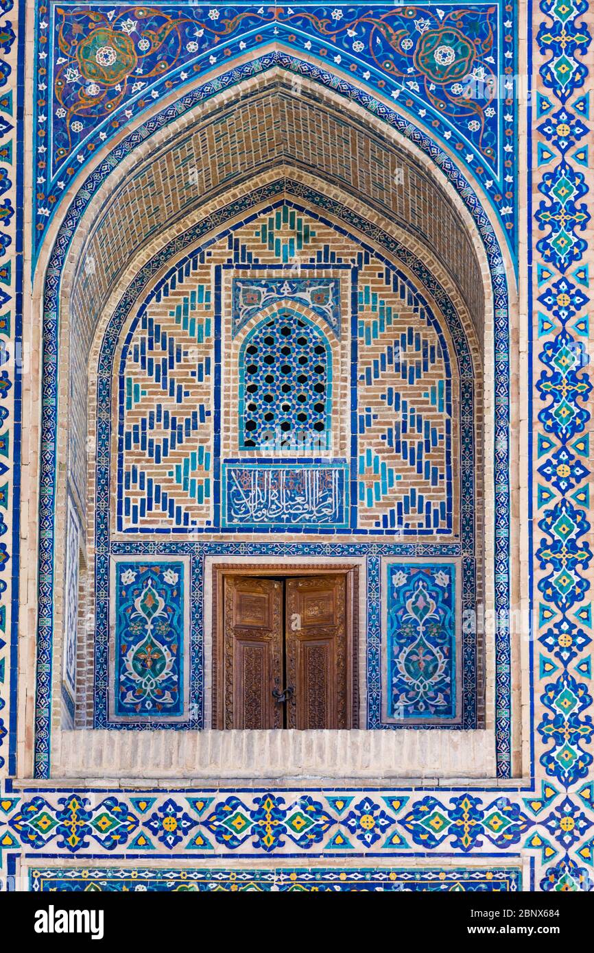 Détail de mosaïque de carreaux de céramique dans le Madrasah de Ulugh Beg à Samarkand, Ouzbékistan Banque D'Images