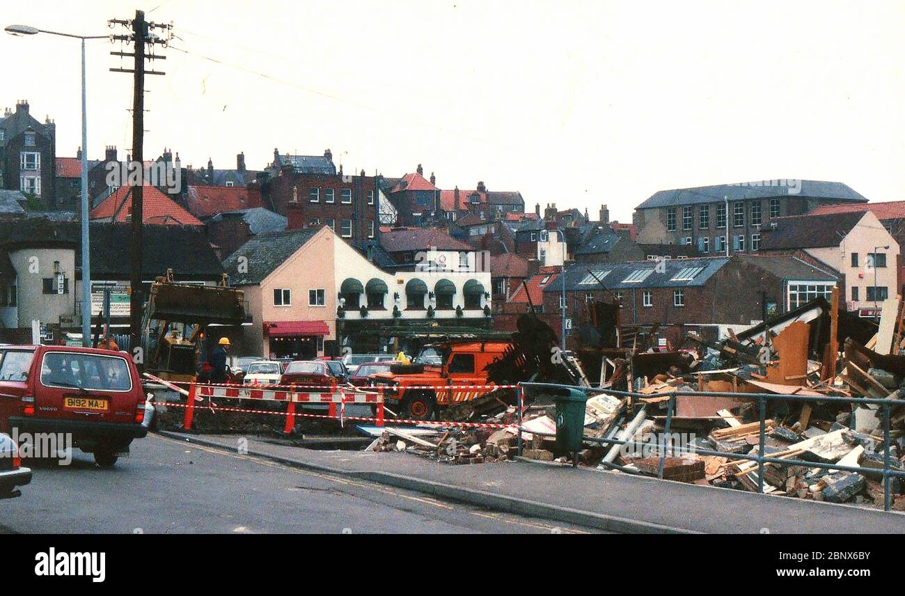 Un ancien cliché rare des bâtiments en bois de Dock End (scierie, café et huttes de marchands de charbon) à Whitby, Yorkshire , Royaume-Uni pour faire place à de nouveaux développements, y compris la route de Langbourne, la Marina et le magasin de co-op . Bien que de mauvaise qualité, c'est l'une des rares photos prises à l'époque. Banque D'Images