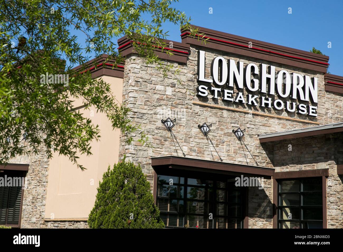 Un logo à l'extérieur d'un restaurant Longhorn Steakhouse situé à Newport News, en Virginie, le 2 mai 2020. Banque D'Images