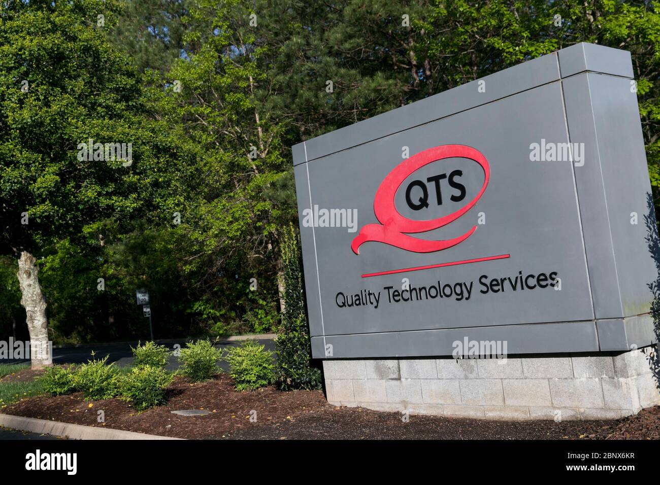 Un logo en dehors d'un centre de données de Quality Technology Services (QTS) à Sandston, en Virginie, le 2 mai 2020. Banque D'Images