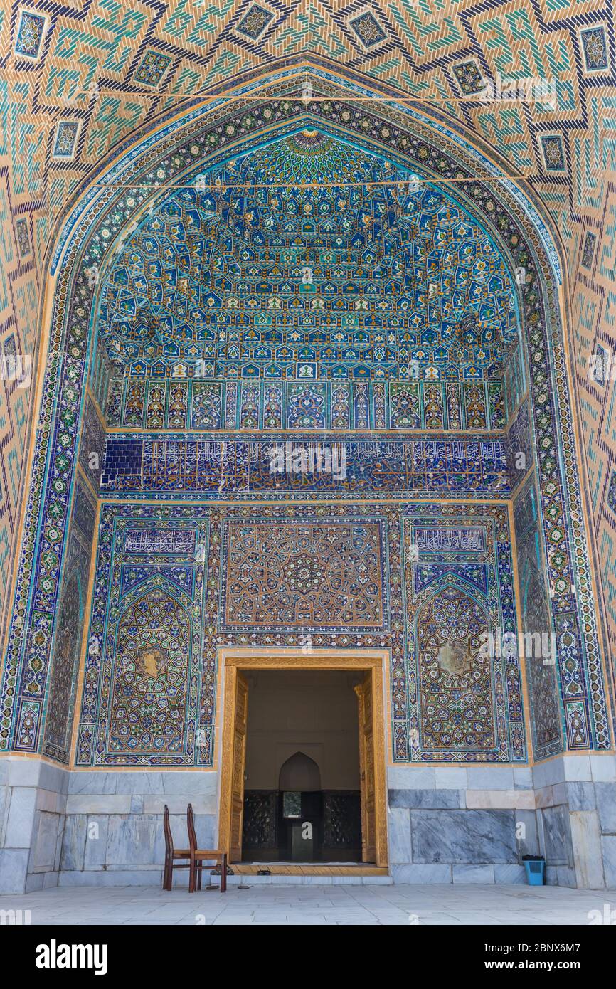 Détail de mosaïque de carreaux de céramique dans le Madrasah de Ulugh Beg à Samarkand, Ouzbékistan Banque D'Images