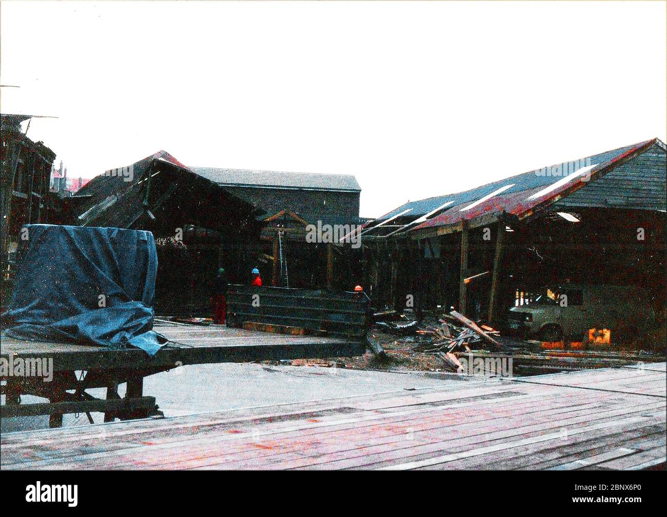 Un ancien cliché rare de la scierie Dock End à Whitby, Yorkshire , Royaume-Uni, pour faire place à un nouveau développement, y compris la route de Langbourne, la Marina et le magasin secondaire Co-op . Bien que de mauvaise qualité, c'est l'une des rares photos prises à l'époque. Banque D'Images