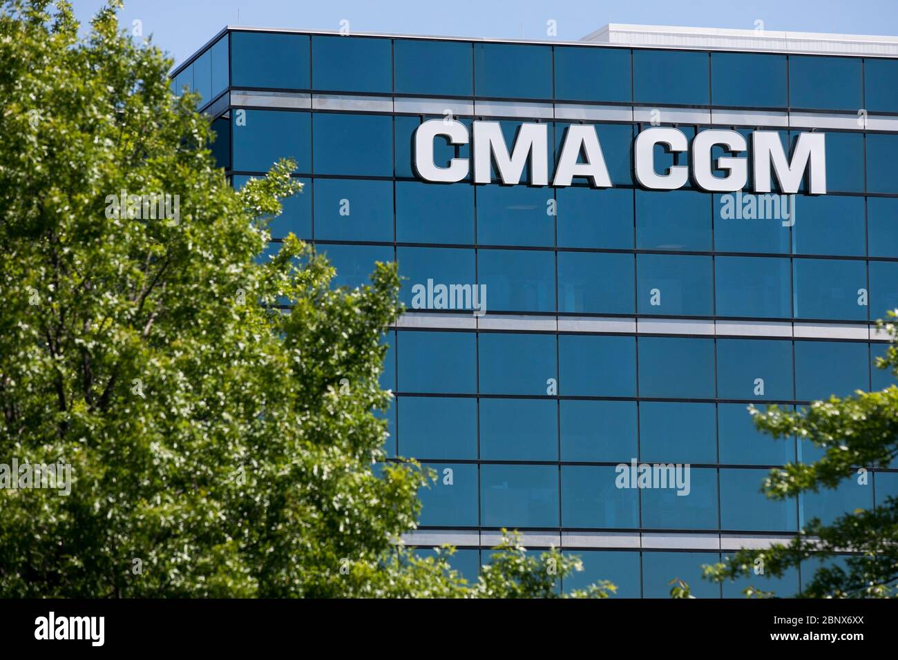 Un logo à l'extérieur d'une installation occupée par CMA CGM à Norfolk, en Virginie, le 2 mai 2020. Banque D'Images