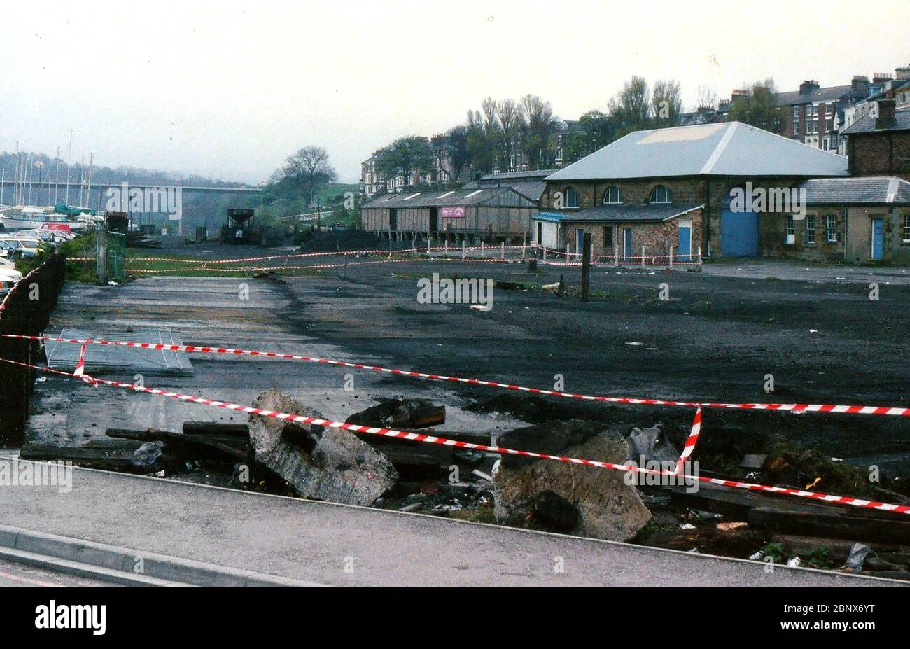 Un ancien cliché rare de la démolition de la cour de chemin de fer et des dépôts de charbon à Whitby, Yorkshire , Royaume-Uni pour faire place à de nouveaux développements, y compris la route de Langbourne, la Marina et le magasin de coop . Bien que de mauvaise qualité, c'est l'une des rares photos prises à l'époque. Banque D'Images