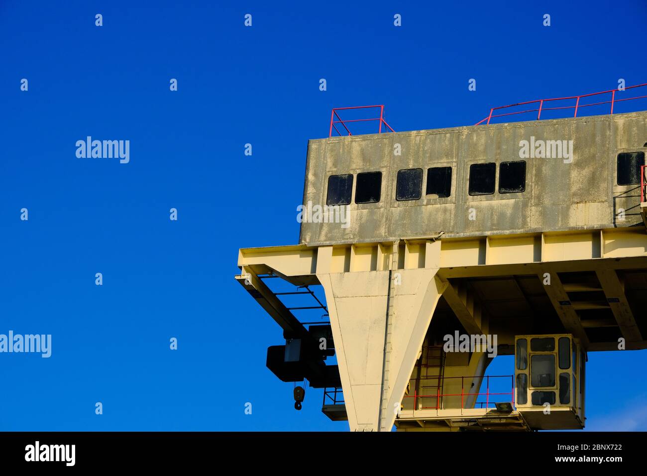 grue extra-robuste sur fond bleu ciel avec espace de copie Banque D'Images