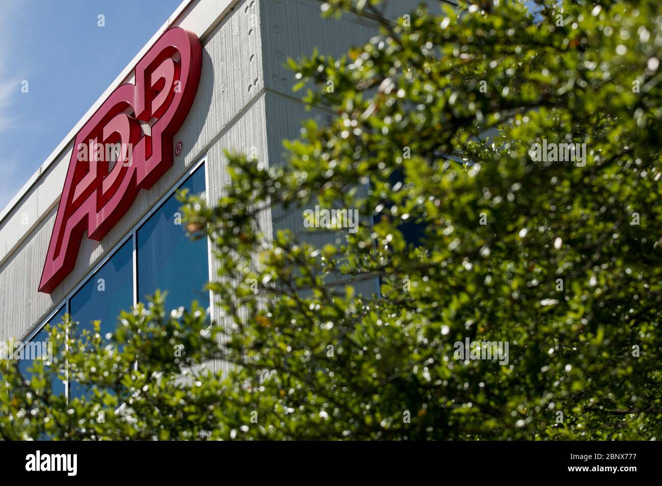 Un logo à l'extérieur d'une installation occupée par le traitement automatique des données (ADP) à Norfolk, en Virginie, le 2 mai 2020. Banque D'Images