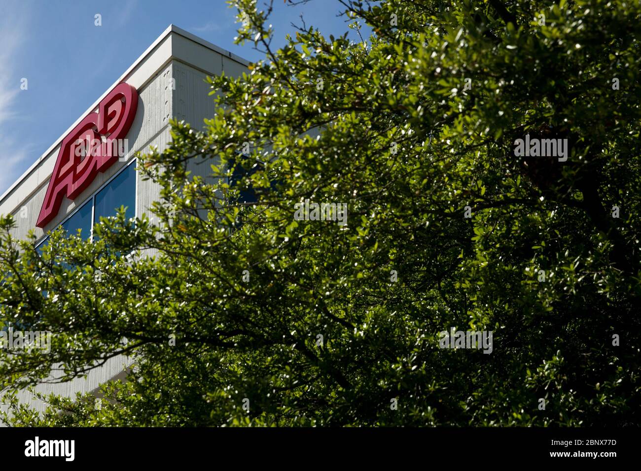 Un logo à l'extérieur d'une installation occupée par le traitement automatique des données (ADP) à Norfolk, en Virginie, le 2 mai 2020. Banque D'Images