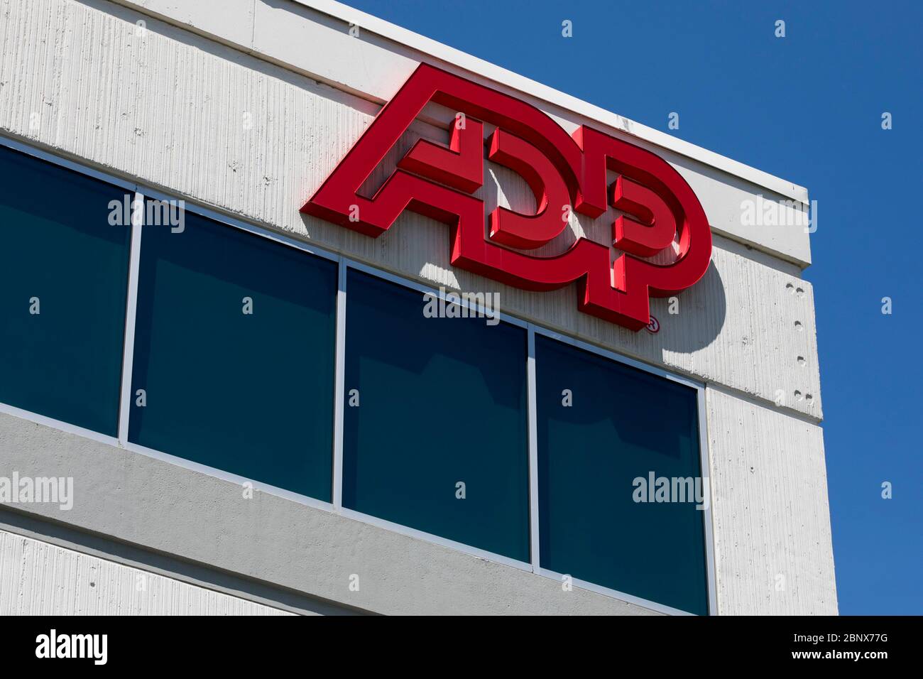 Un logo à l'extérieur d'une installation occupée par le traitement automatique des données (ADP) à Norfolk, en Virginie, le 2 mai 2020. Banque D'Images