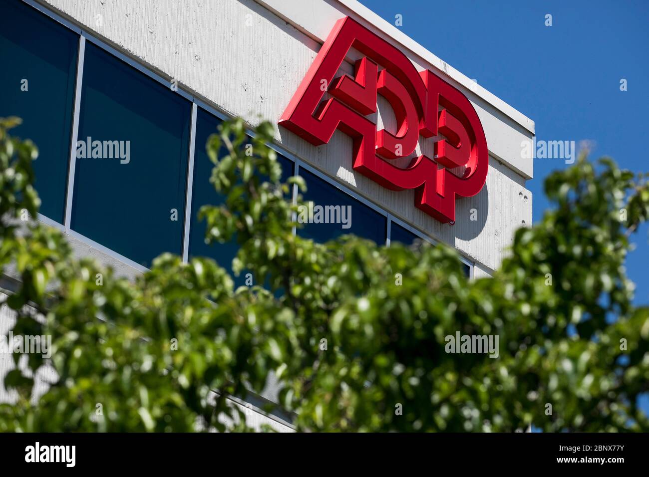 Un logo à l'extérieur d'une installation occupée par le traitement automatique des données (ADP) à Norfolk, en Virginie, le 2 mai 2020. Banque D'Images