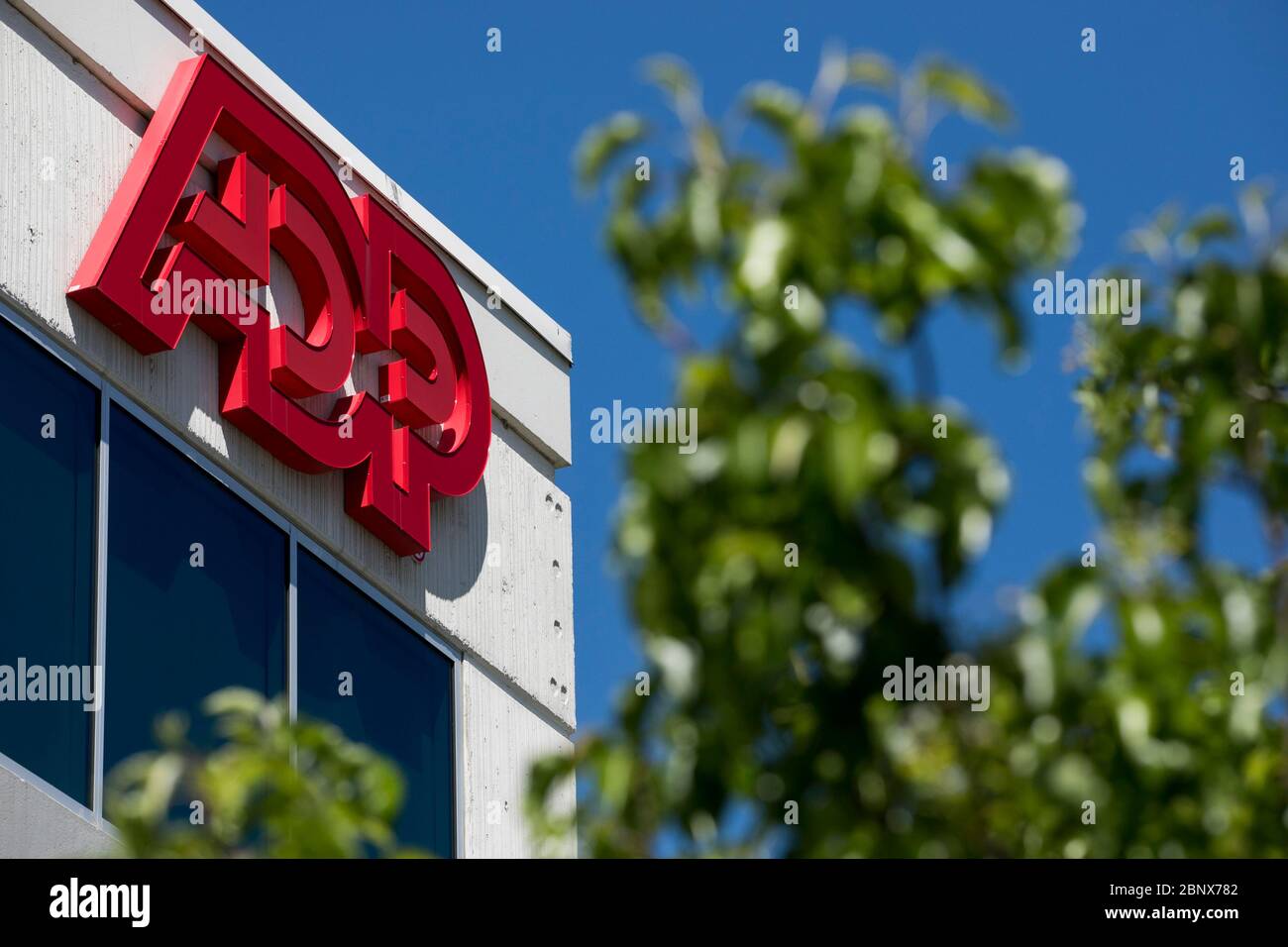 Un logo à l'extérieur d'une installation occupée par le traitement automatique des données (ADP) à Norfolk, en Virginie, le 2 mai 2020. Banque D'Images