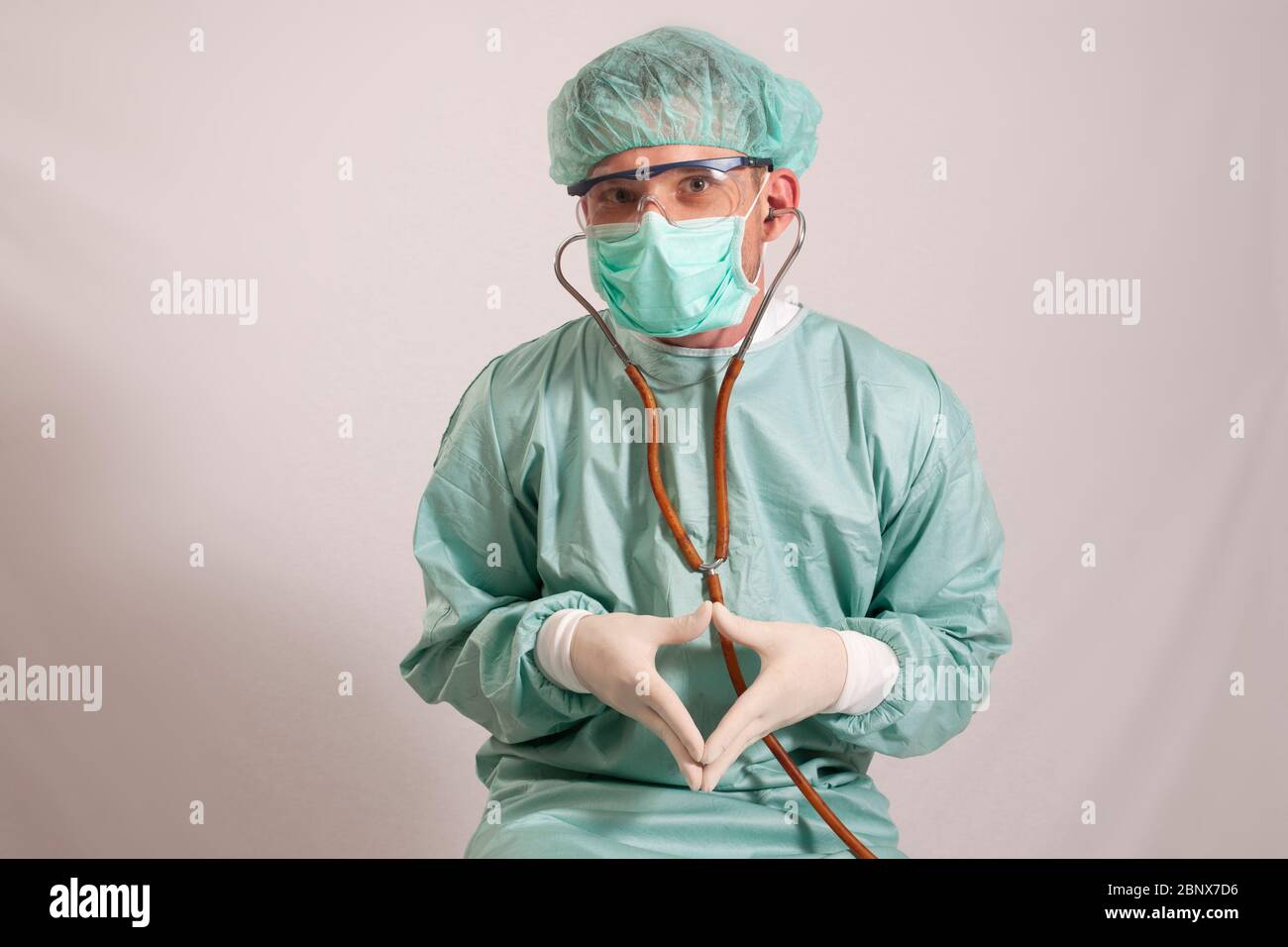 personne entièrement protégée avec masque et écran facial Banque D'Images