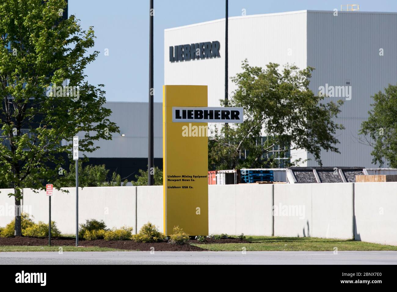 Un logo à l'extérieur d'une installation occupée par le Groupe Liebherr à Newport News, en Virginie, le 2 mai 2020. Banque D'Images