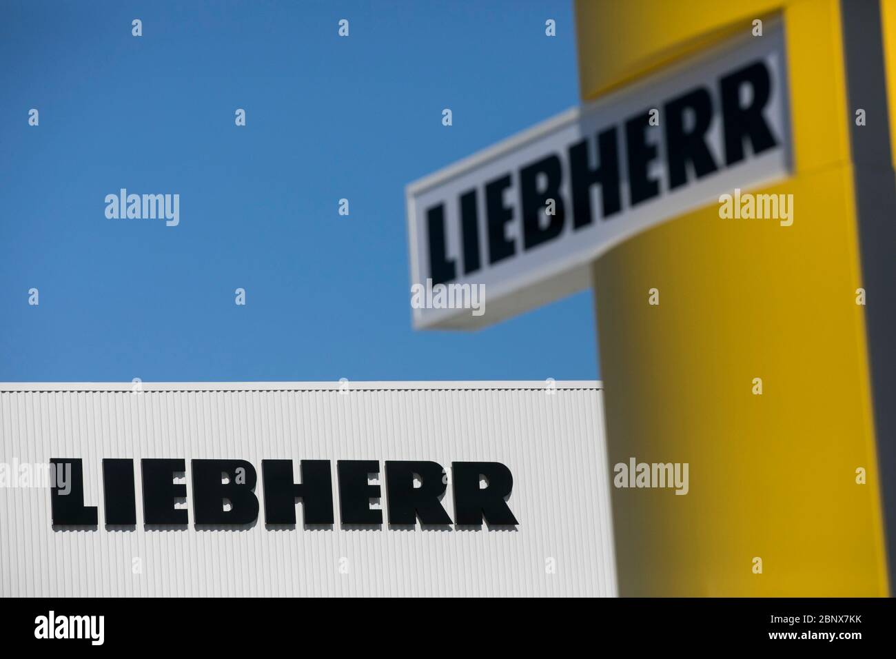 Un logo à l'extérieur d'une installation occupée par le Groupe Liebherr à Newport News, en Virginie, le 2 mai 2020. Banque D'Images