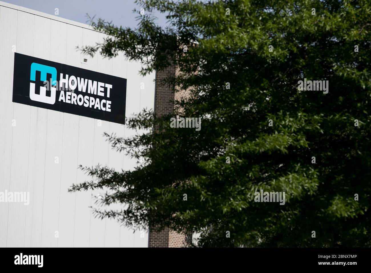 Un logo à l'extérieur d'une installation occupée par Howmet Aerospace à Hampton, en Virginie, le 2 mai 2020. Banque D'Images