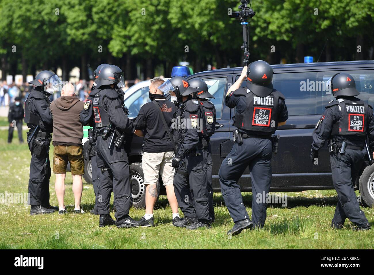 Le site de démonstration. 16 mai 2020. Manifestation contre restrictions de la couronne sur Theresienwiese à Munich le 16 mai 2020. Une force de police massive, des policiers, des SEK, une force spéciale mène des manifestants qui se sont vu refuser l'accès au site de la manifestation. | utilisation dans le monde crédit : dpa/Alay Live News Banque D'Images