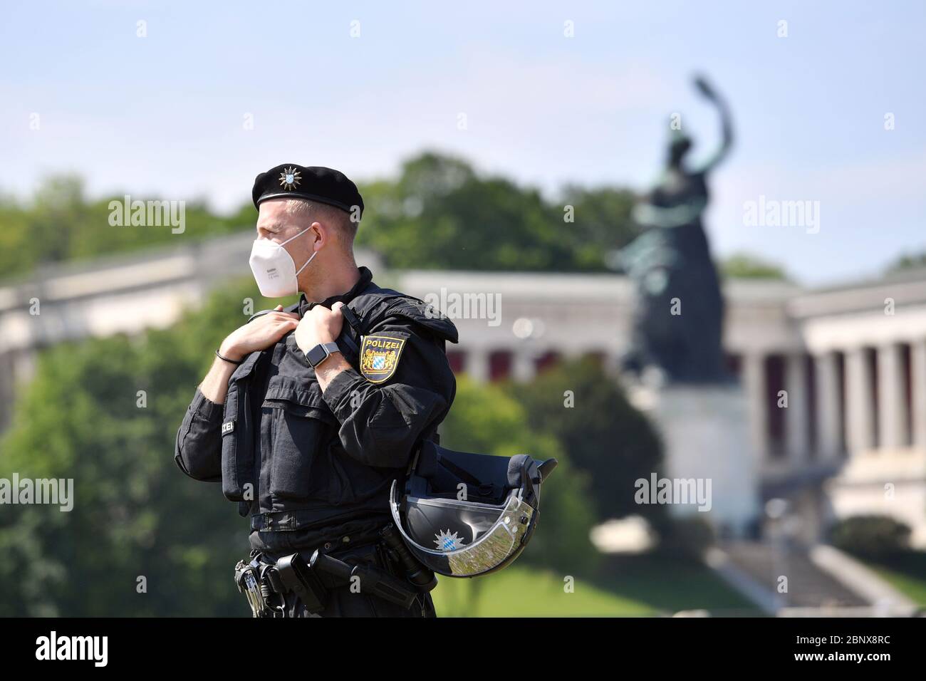 Manifestation contre restrictions de la couronne sur Theresienwiese à Munich le 16 mai 2020. Policier avec masques devant le hall de la renommée avec la statue de Bavière. Police, USK, commandement de soutien. | utilisation dans le monde entier Banque D'Images