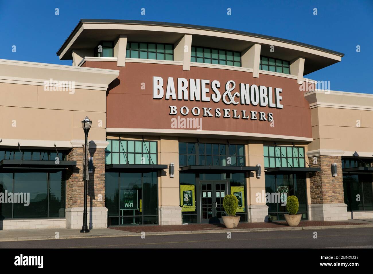 Un logo à l'extérieur d'un magasin Barnes & Noble à Midlothian, en Virginie, le 2 mai 2020. Banque D'Images