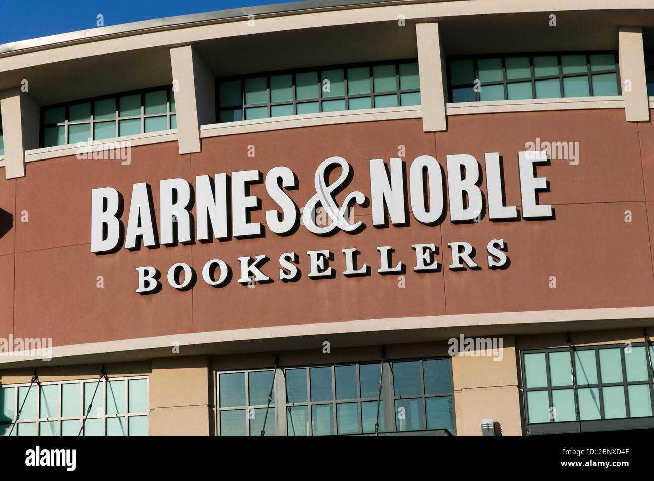 Un logo à l'extérieur d'un magasin Barnes & Noble à Midlothian, en Virginie, le 2 mai 2020. Banque D'Images