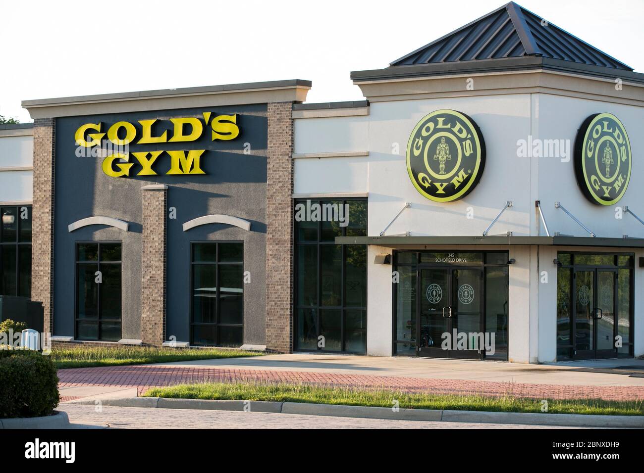 Un logo à l'extérieur d'un emplacement de Gold's Gym à Midlothian, Virginie, le 2 mai 2020. Banque D'Images