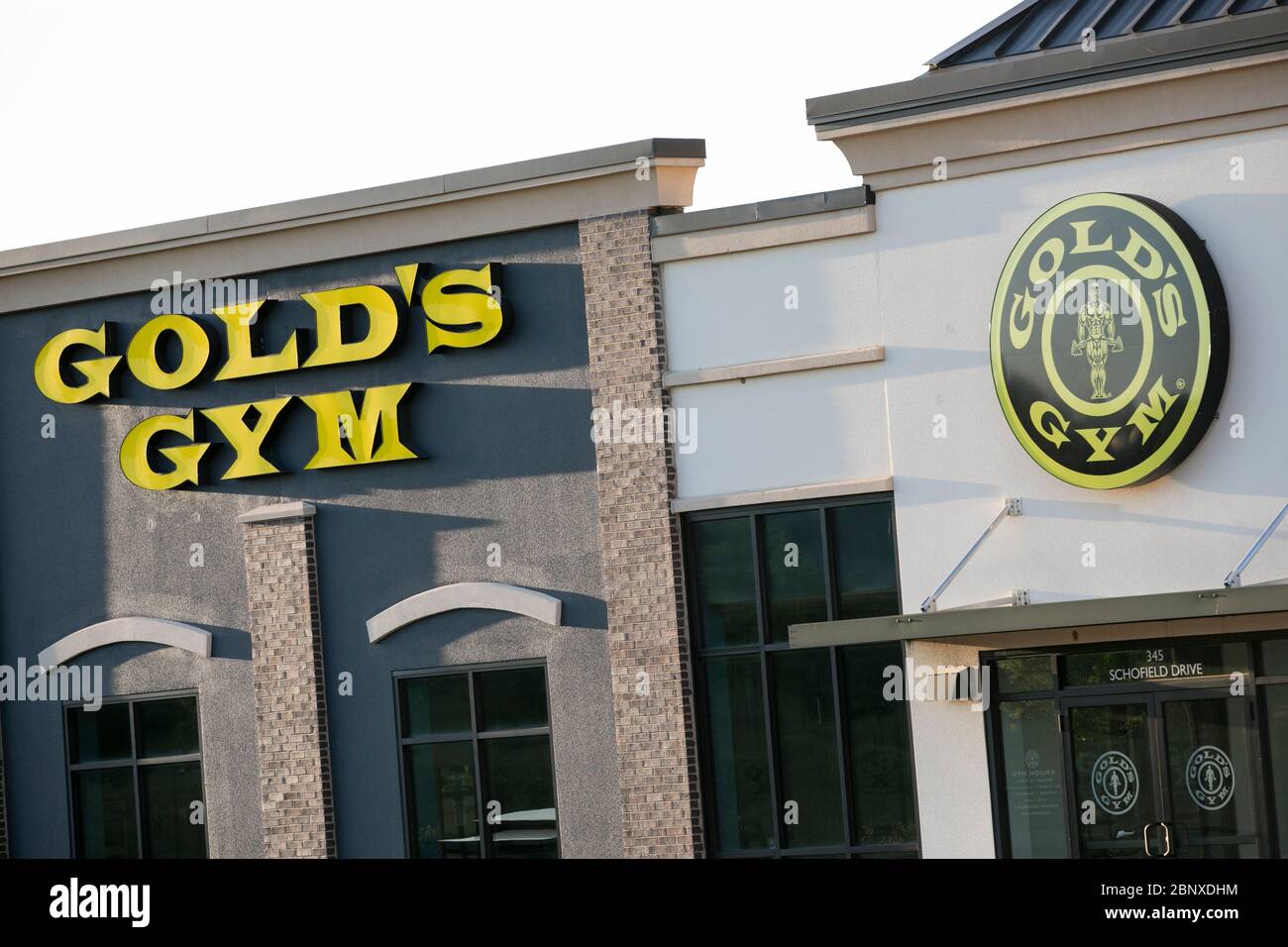Un logo à l'extérieur d'un emplacement de Gold's Gym à Midlothian, Virginie, le 2 mai 2020. Banque D'Images