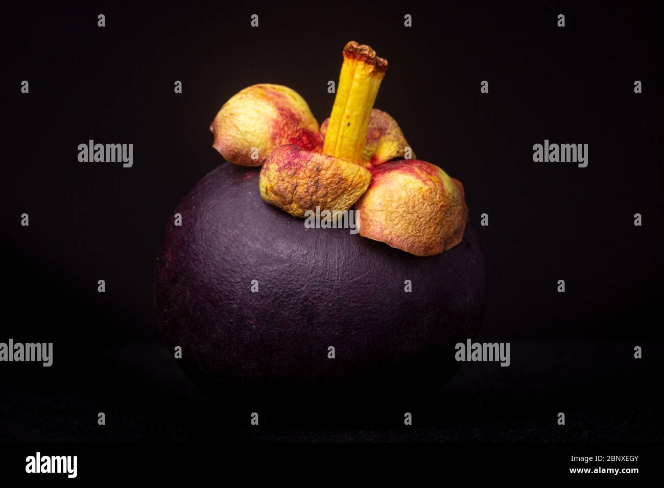 Une photo de Moody, un fruit de mangoustan exotique rouge-violacé, également appelé « Reine des fruits » considéré comme une délicatesse. Studio basse vie de nourriture Banque D'Images