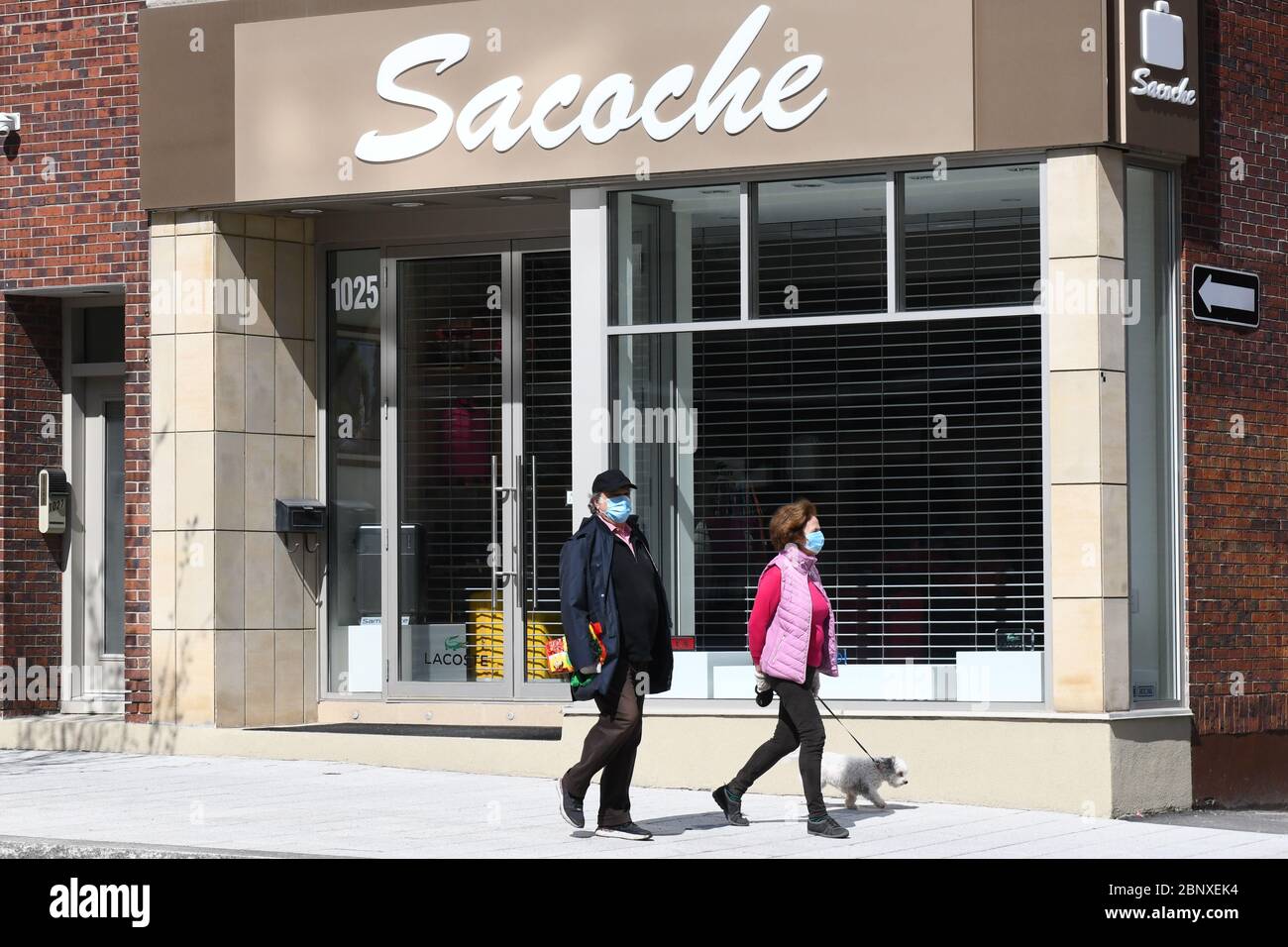 Des piétons portant des masques protecteurs se prometent sur la rue Laurier, Montréal, Canada, pendant la pandémie de Covid19 Banque D'Images