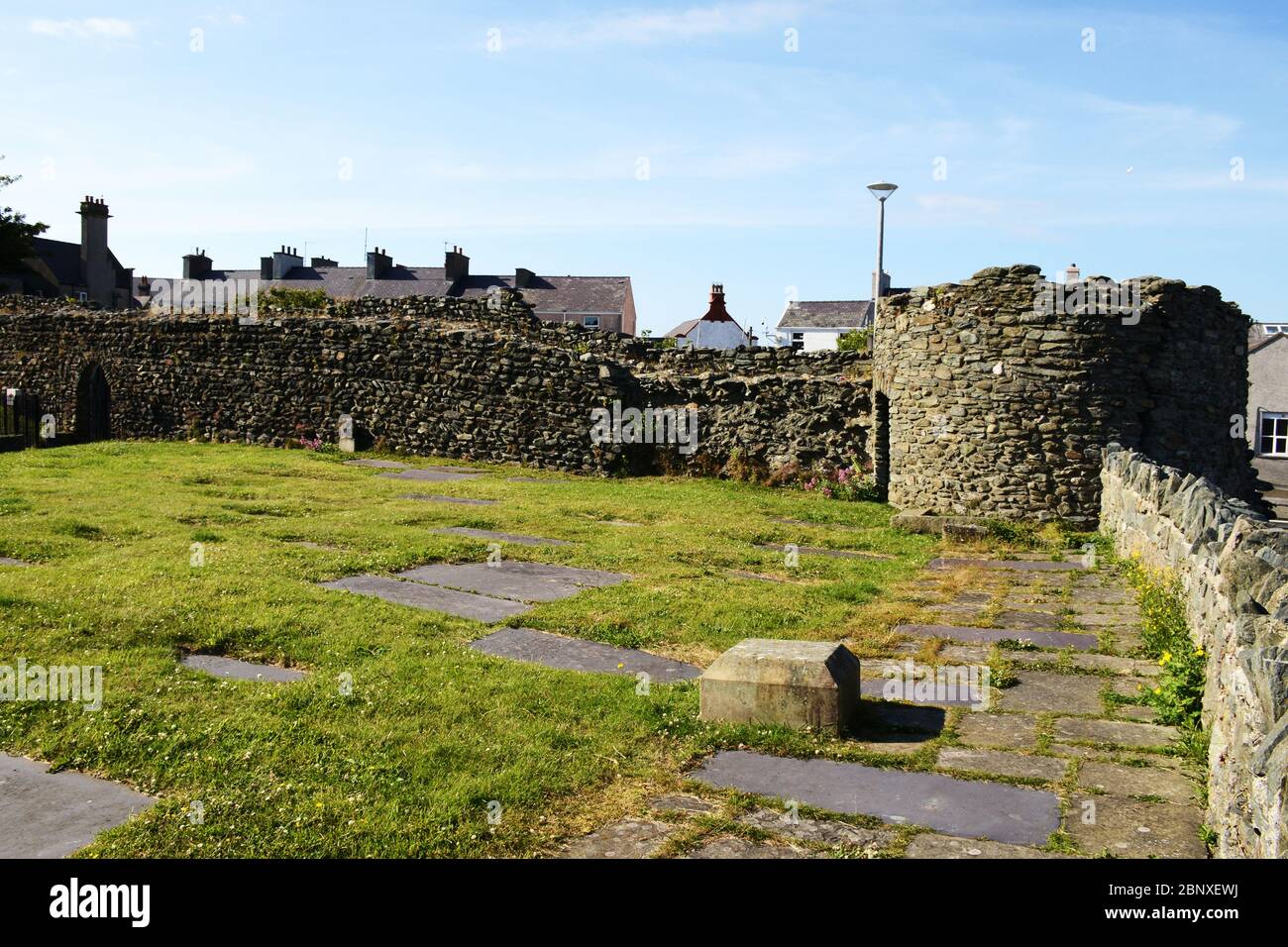 Les murs et la tour d'angle au fort romain de Holyhead sur Anglesey Banque D'Images