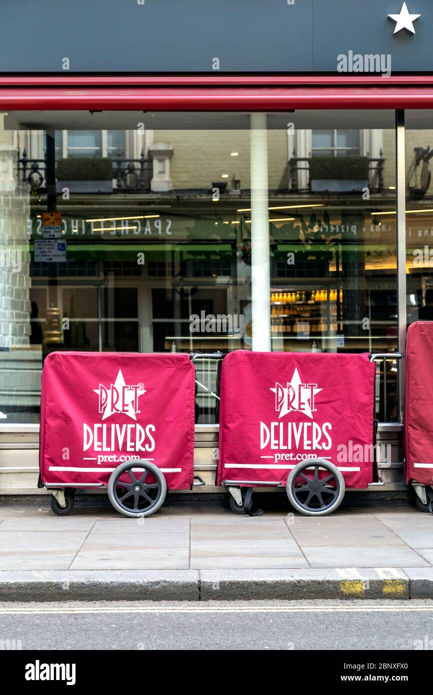 16 mai 2020 Londres, Royaume-Uni - chariots de livraison à l'extérieur de PRET A Manger à Covent Garden pendant le confinement en cas de pandémie du coronavirus Banque D'Images