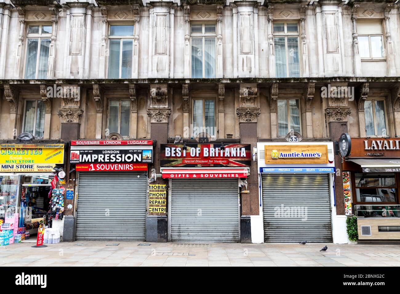 16 mai 2020 Londres, Royaume-Uni - les boutiques de souvenirs et Auntie Anne's près de Leicester Square ont fermé pendant le confinement en cas de pandémie du coronavirus Banque D'Images
