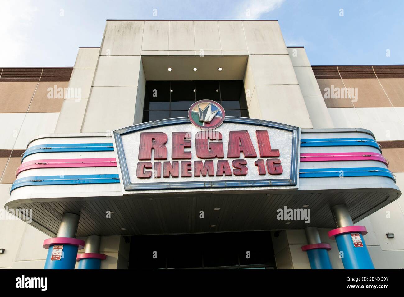 Un logo à l'extérieur d'un cinéma Regal Cinemas situé à Wilmington, Delaware, le 4 mai 2020. Banque D'Images