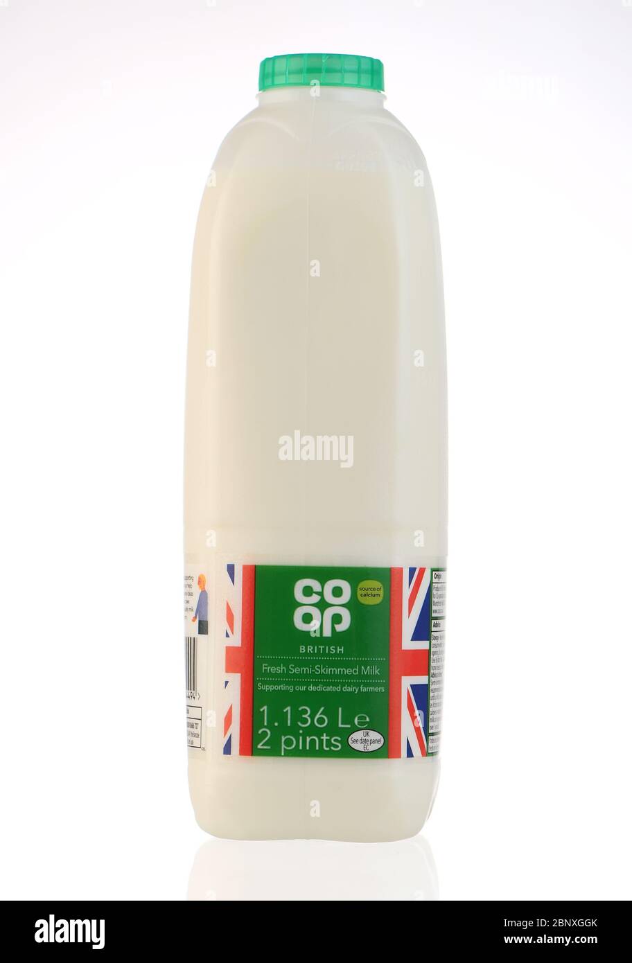 Bouteilles de lait coop en plastique isolées sur fond blanc avec réflexion. Un seul flacon de lait écrémé vert à faible teneur en matières grasses. Banque D'Images