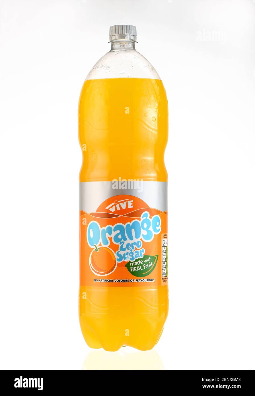 Vive la boisson sans sucre orange fizzy dans une grande bouteille isolée sur fond blanc. Banque D'Images