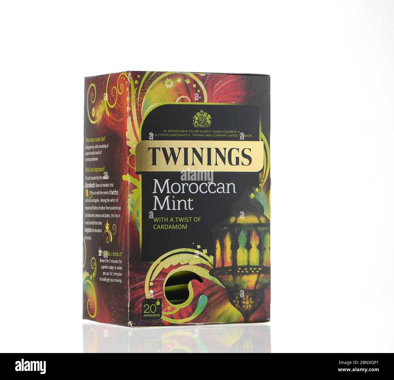 Boîte et sac de thé Twinings Mint marocain photographiés en studio, isolés sur fond blanc. Banque D'Images