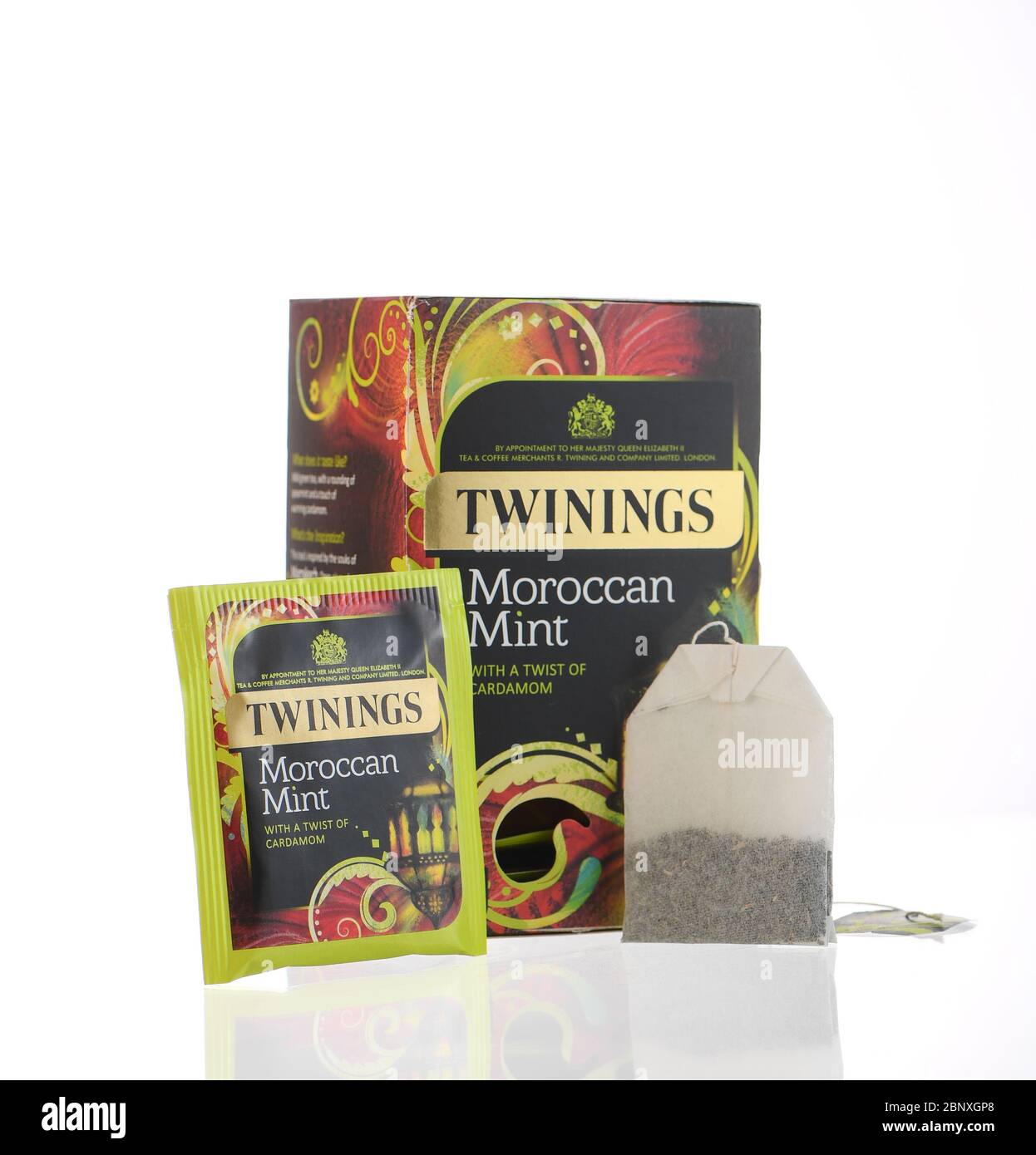 Boîte et sac de thé Twinings Mint marocain photographiés en studio, isolés sur fond blanc. Banque D'Images